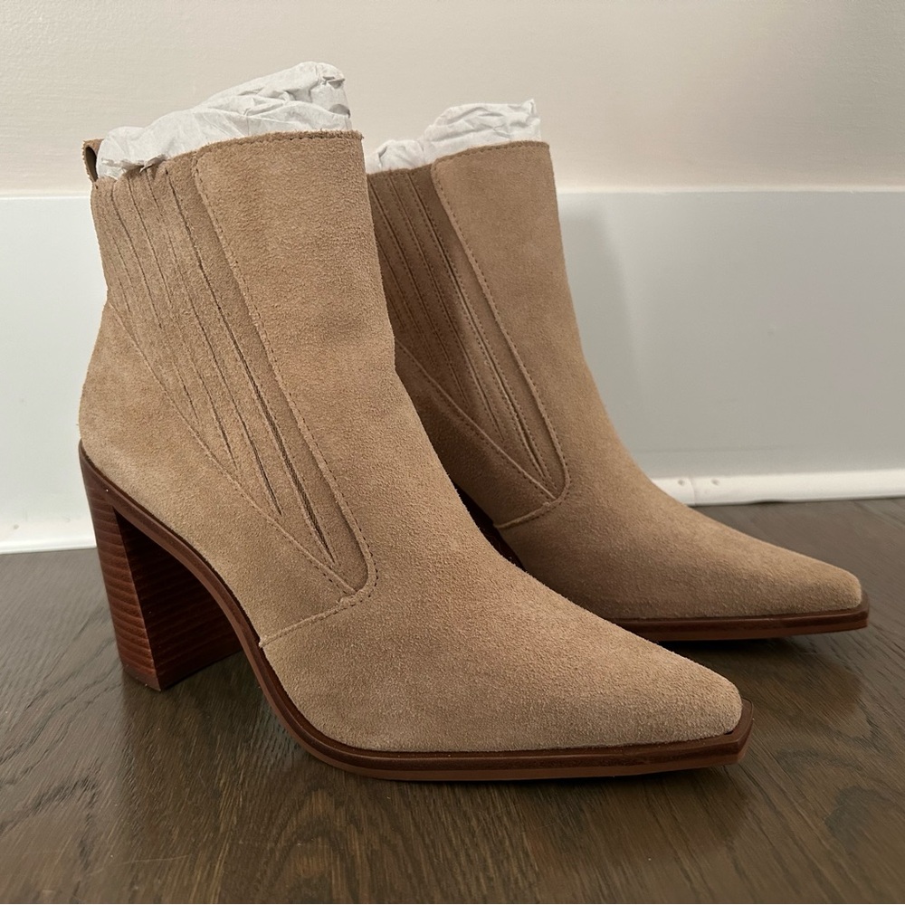 Vince Camuto Wendera Beige Suede Ankle Booties Size 7 – New
